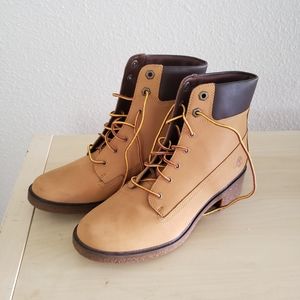 NWOT Timberland heeled boots